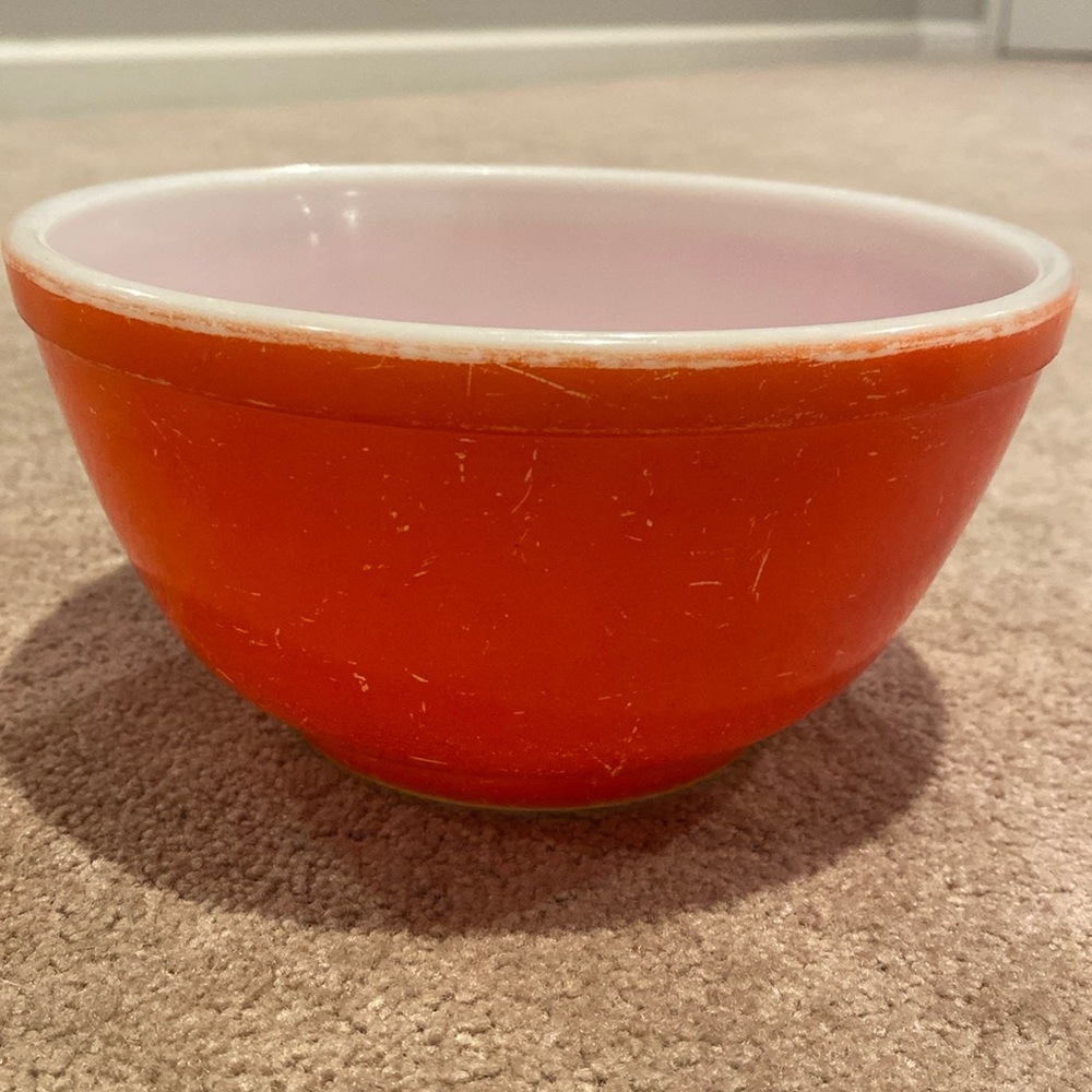 PYREX 1 1/2 qt Mixing bowl Orange